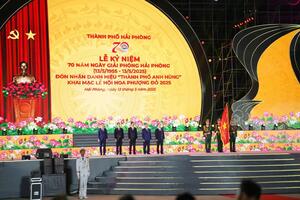 Những hình ảnh ấn tượng đêm khai mạc Lễ hội Hoa Phượng Đỏ - Hải Phòng 2025
