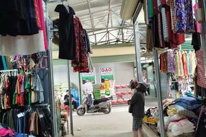 Áo chống nắng lên sàn, quầy chợ khuất bóng