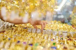 Giá vàng hôm nay (24-5): Đảo chiều tăng mạnh