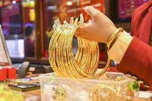 Giá vàng hôm nay (3-6): Bật tăng mạnh