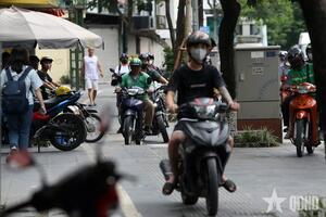 Cảnh sát giao thông ra quân xử lý hàng loạt vi phạm đi xe máy trên vỉa hè