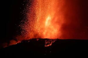 Núi lửa mạnh nhất khu vực Trung Mỹ phun trào, hàng trăm người phải sơ tán