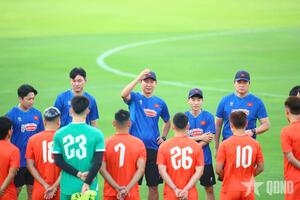 Chờ tài ứng biến của huấn luyện viên Kim Sang-sik