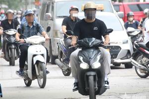 Hà Nội: Kiên quyết xử lý tình trạng đi xe máy trên vỉa hè