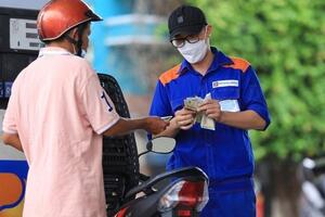 Từ chiều nay (10-7), giá xăng dầu tăng, xăng RON95 vượt 20.000 đồng/lít