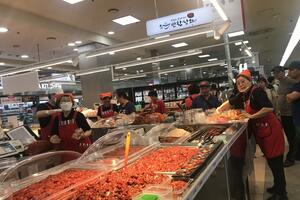 Hàn Quốc phát tiền cho dân để kích thích tiêu dùng