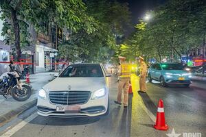 Hà Nội: Cảnh sát giao thông xử lý các trường hợp vi phạm nồng độ cồn trong đêm
