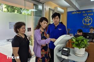 Từ 1-8, người dân Hà Nội trải nghiệm robot và nhiều tiện ích miễn phí khi làm thủ tục hành chính