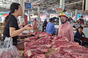 Bán tháo vì dịch, giá lợn hơi lao dốc, thị trường cuối năm ra sao?