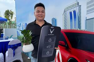 Những chiếc VinFast Limo Green đầu tiên bàn giao cho khách hàng: Thiết kế hiện đại, 7 chỗ rộng rãi, bước ngoặt cho thị trường taxi