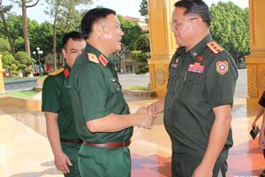 Phó tư lệnh Quân khu 2 tiếp đoàn cán bộ Báo Quân đội nhân dân Lào