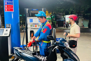 Giá xăng dầu hôm nay 15/8/2025: Giá dầu nhích tăng, giá xăng giảm sâu