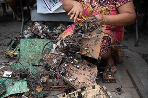 Nhọc nhằn mưu sinh từ rác thải điện tử