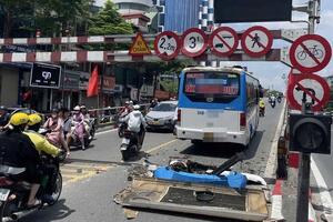 Hà Nội: Xử phạt tài xế điều khiển xe ô tô khách đi lên cầu vượt Sơn Tây