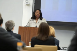 Thống đốc Fed tuyên bố sẽ kiện Tổng thống Donald Trump