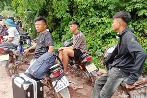 Nghệ An: Học trò bản biên giới vượt khó trở lại trường