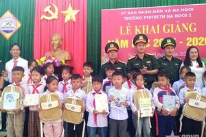 Học sinh vùng lũ Nghệ An vượt khó bước vào năm học mới