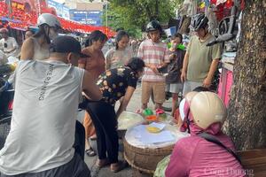 Hà Nội: Sôi động chợ sáng ngày Rằm tháng 7