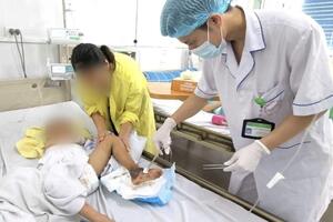 Bé trai 4 tuổi nhiễm khuẩn huyết sau khi đắp thuốc nam chữa vết mèo cào