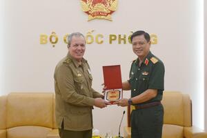 Thượng tướng Nguyễn Trường Thắng tiếp các Tùy viên Quân sự cũ và mới của Cuba