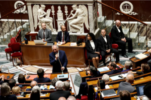 Chính trường Pháp chồng chất khó khăn