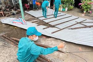 Lực lượng vũ trang An Giang giúp dân khắc phục hậu quả mưa dông