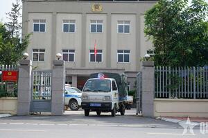 Cảnh sát giao thông vào trường xử lý học sinh đi xe máy vi phạm