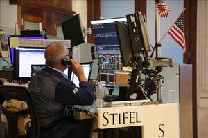 Thị trường Mỹ biến động trái chiều sau khi Fed cắt giảm lãi suất