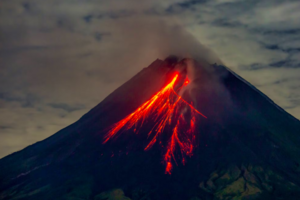Núi lửa phun trào dữ dội, Indonesia nâng cảnh báo lên mức cao nhất