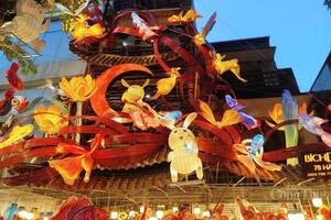 Thị trường đồ chơi trung thu Hà Nội rộn ràng sắc màu truyền thống