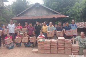 Nhân dân hai bản biên giới Việt Nam-Lào đoàn kết vượt qua khó khăn