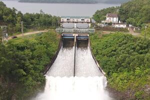 Hà Tĩnh mưa trắng trời, nhiều hồ chứa đồng loạt xả tràn