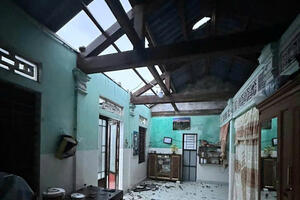 Thành phố Huế: Người dân hạn chế ra đường, hơn 70 nhà bị tốc mái