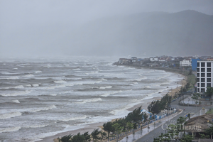 Chùm ảnh: Bão số 10 đang tiến gần, vùng biển Hà Tĩnh có sóng dữ dội