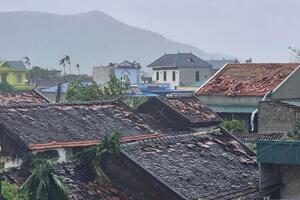 Thanh Hóa: Lốc xoáy thổi bay căn nhà cụ già vừa dựng sau nhiều năm