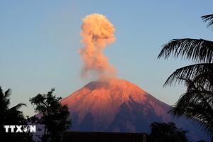 Núi lửa phun cột tro 700m, Indonesia cảnh báo nguy hiểm cao độ