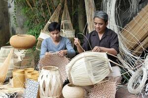 Sản phẩm OCOP vươn xa từ bàn tay nghệ nhân làng nghề Phú Vinh