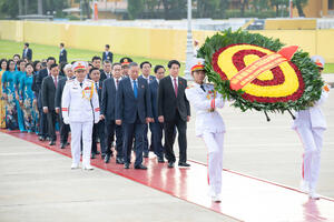 Lãnh đạo Đảng, Nhà nước vào Lăng viếng Chủ tịch Hồ Chí Minh trước Kỳ họp thứ 10