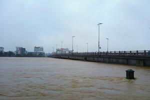 Nước lũ chạm dầm cầu Châu Ổ trên Quốc lộ 1 qua Quảng Ngãi, nguy cơ mất an toàn công trình