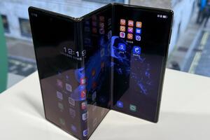 Samsung Tri-Fold ra mắt hoành tráng tại Hội nghị APEC 2025