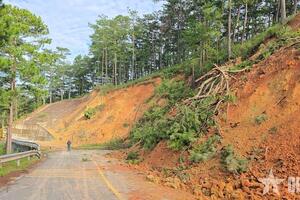 Cận cảnh tình trạng sạt lở nguy hiểm trên đèo D’ran
