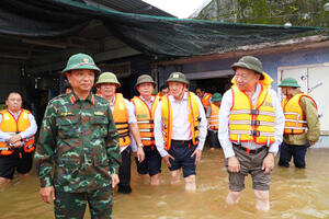 Tổng Bí thư Tô Lâm thăm hỏi, tặng quà người dân bị ảnh hưởng lũ lụt ở Huế