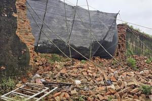 Một đoạn tường Hoàng thành thuộc Kinh thành Huế bị sập vì mưa lũ