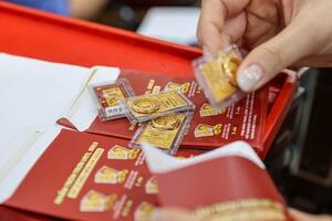 Giá vàng hôm nay (15-11): Giảm sốc