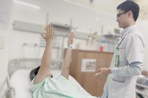 Bệnh viện Hữu nghị Việt Đức: Cứu sống bệnh nhân sau ca can thiệp hút huyết khối tĩnh mạch não hiếm gặp