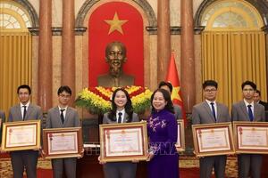 Phó chủ tịch nước Võ Thị Ánh Xuân trao Huân chương Lao động tặng học sinh đoạt giải Olympic và Khoa học kỹ thuật quốc tế năm 2025