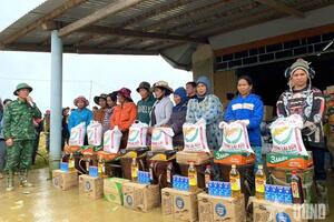 Đồn Biên phòng Ga Ry trao tặng hơn 1.000 suất quà tới nhân dân bị ảnh hưởng bởi mưa lũ