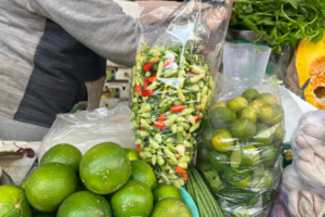 Ớt ra vỉa hè, giá cao ngất