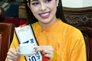 Hoa hậu Hoàn vũ quốc tế 2025 khởi đầu hành trình giao lưu tại Báo Quân đội nhân dân