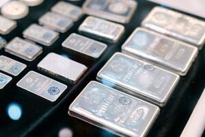 Giá bạc sát mốc 82 triệu đồng/kg